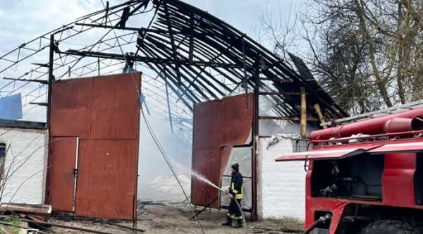 Російські дрони атакували господарство на Чернігівщині, знищивши техніку та добрива.