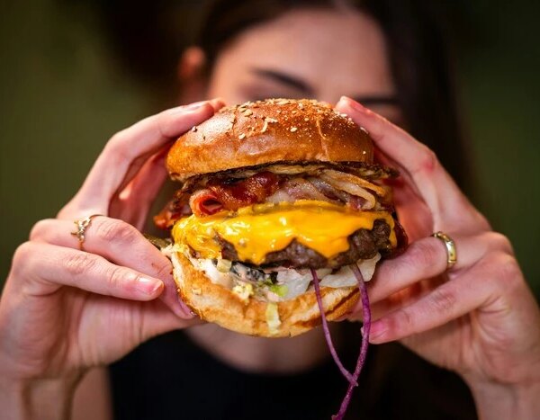 Доступна їжа швидкого приготування стала коштовною для громадян Росії.