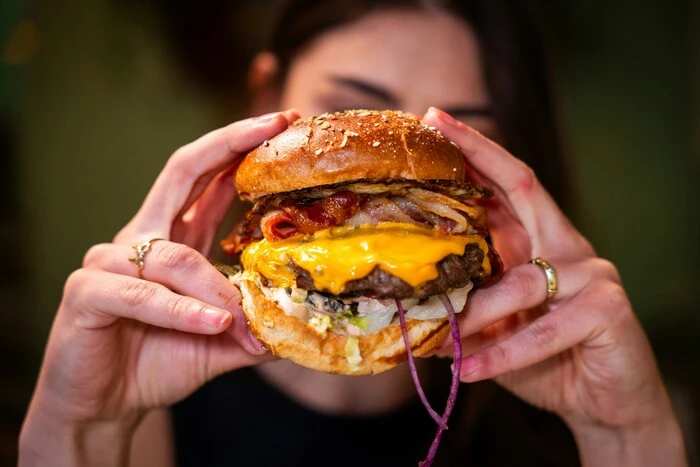 Доступна їжа швидкого приготування стала коштовною для громадян Росії.