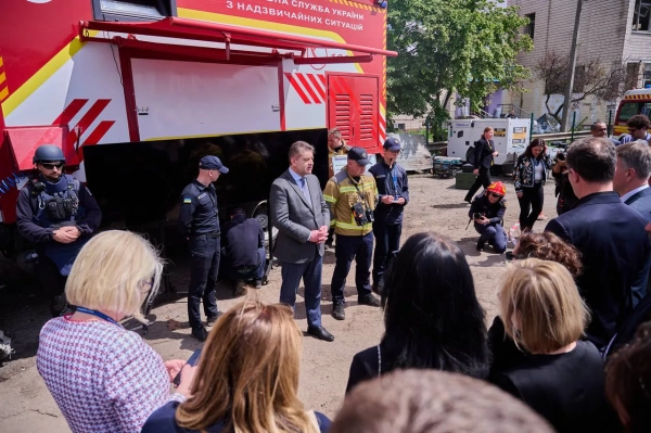 Місце падіння російської ракети у багатоповерхівку в Києві продемонстрували понад 60 дипломатам. 7