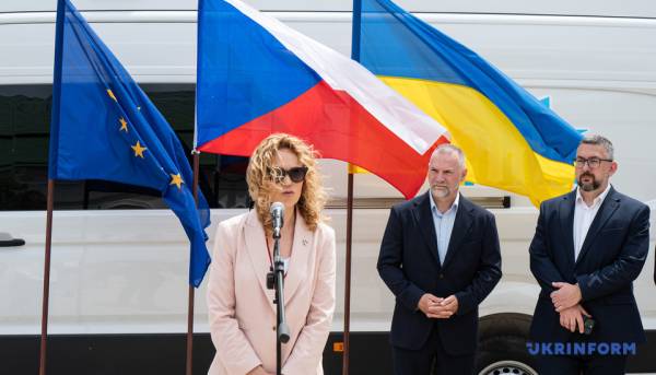 Заповідник «Києво-Печерська лавра» отримав від Чехії мобільну станцію цифровізації 10