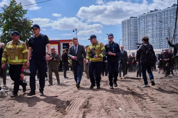 Місце падіння російської ракети у багатоповерхівку в Києві продемонстрували понад 60 дипломатам. 9