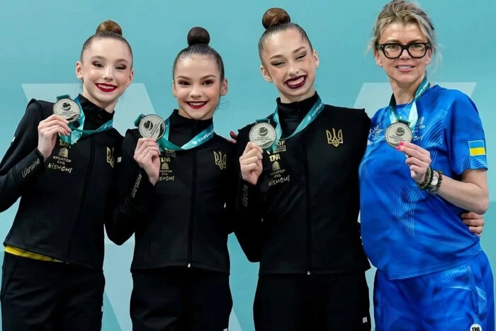 Українські юніорки вибороли срібну медаль на Чемпіонаті Європи з художньої гімнастики.