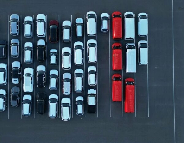 Квітневі автомобілі: які бензинові легкові машини надавали перевагу українці