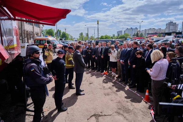 Місце падіння російської ракети у багатоповерхівку в Києві продемонстрували понад 60 дипломатам. 10