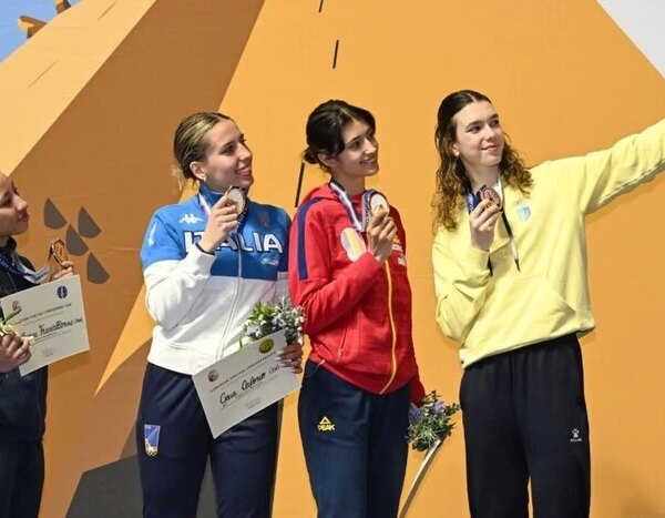 Конрад здобула бронзову нагороду на молодіжному Чемпіонаті Європи з фехтування.
