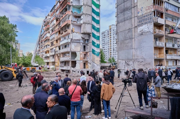 Місце падіння російської ракети у багатоповерхівку в Києві продемонстрували понад 60 дипломатам.