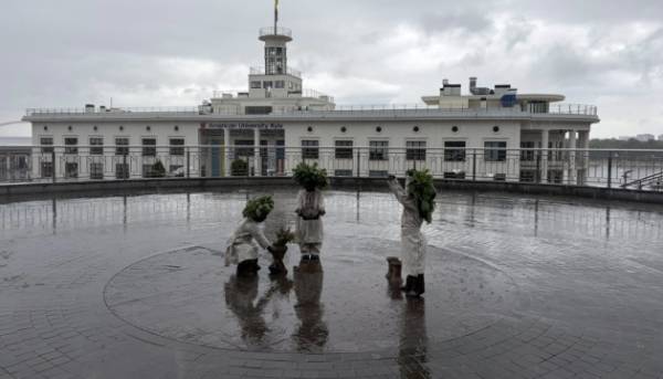 Скульптури малюків-засновників Києва переодягли у трипільське вбрання