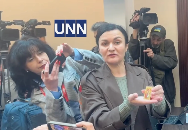 Перед судовим слуханням Андрію Єрмаку вручили ікону