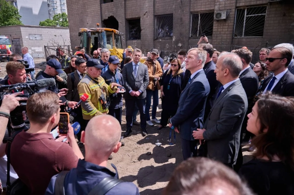 Місце падіння російської ракети у багатоповерхівку в Києві продемонстрували понад 60 дипломатам. 8