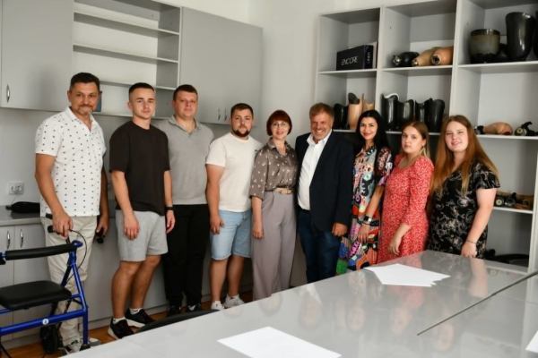 професор з протезування Університету прикладних наук Верхньої Австрії Хуберт Еггер з тернопільськими студентами