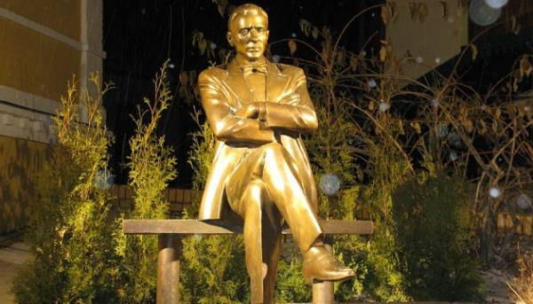 У Києві демонтували памʼятник Булгакову
