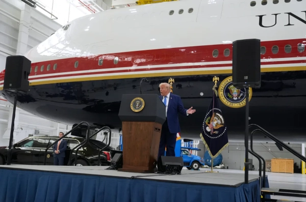 Трамп презентував оновлений президентський літак Air Force One, охрестивши його&hellip;