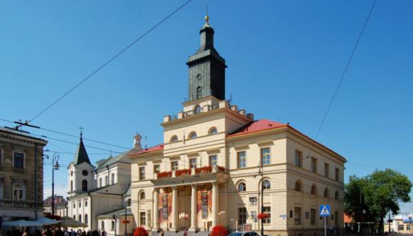 ЧАС НОВИН в Україні 48 У Любліні з ратуші прибрали прапор України після того, як…