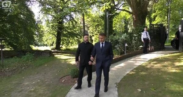 Зеленський прибув на саміт G7, де його зустрів Макрон. 7