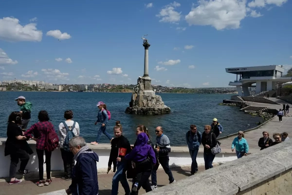 Українські атаки змушують російських туристів та військових масово покидати окупований&hellip;