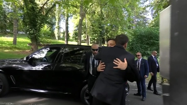 Зеленський прибув на саміт G7, де його зустрів Макрон. 5