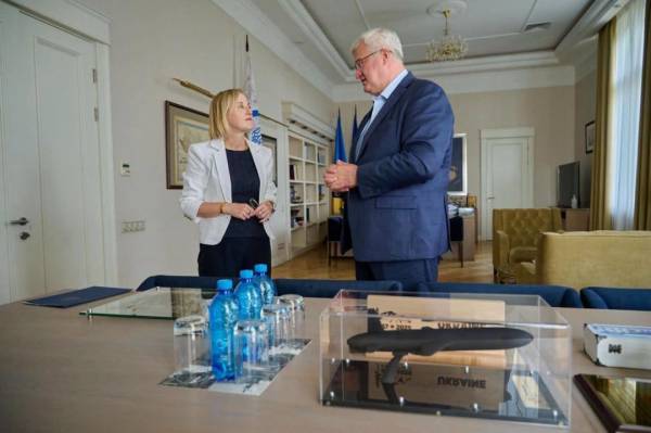 Сибіга прийняв тимчасову повірену у справах США Девіс, яка завершує місію в Україні 10 Сибіга прийняв тимчасову повірену у справах США Девіс, яка завершує місію в Україні 10