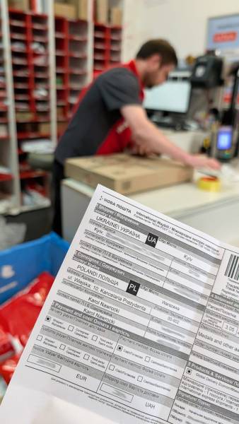 Зеленський відправив Навроцькому орден Білого Орла поштою 4