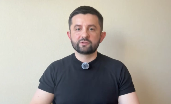 Пацієнт-лікар Odrex, що перебуває під судом за неналежне медичне лікування, закликав до декриміналізації медичних помилок. 2