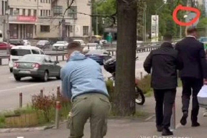 Невідомий чоловік облив яйцями Єрмака після суду (відео) 7