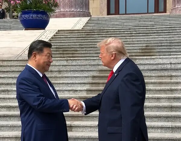 Трамп і Сі Цзіньпін провели «змагання рукостискань»