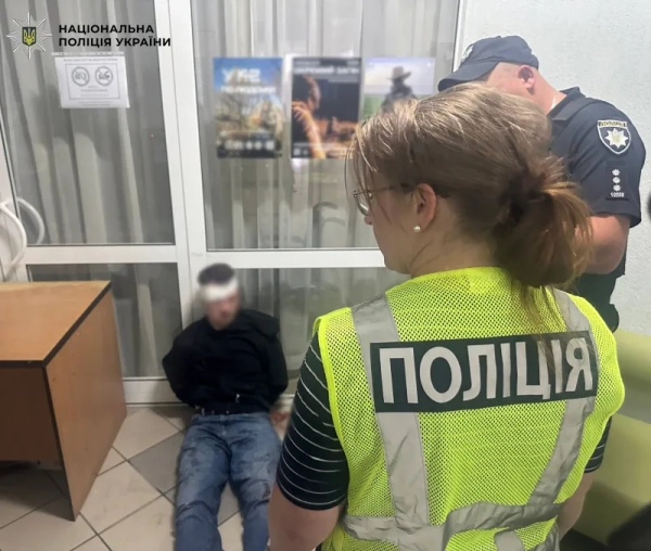 Чоловіка, який під час медичного огляду в Києві напав з ножем на лікарку, затримали правоохоронці. 2 Правоохоронці затримали чоловіка, який зарізав лікарку під час проходження ВЛК у Києві