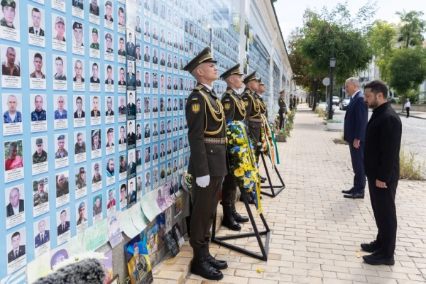 Президент України Володимир Зеленський провів зустріч із прем'єр-міністром Ірландії в українській столиці, де вони спільно вшанували подвиг полеглих воїнів. 2 Зеленський зустрівся з прем'єр-міністром Ірландії у Києві та разом вшанували пам'ять загиблих українських воїнів