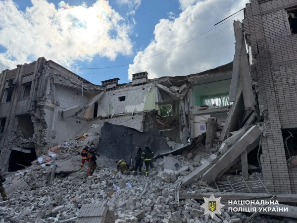 На Запоріжжі російська атака призвела до загибелі поліцейського, ще 30 мирних мешканців зазнали поранень. 6