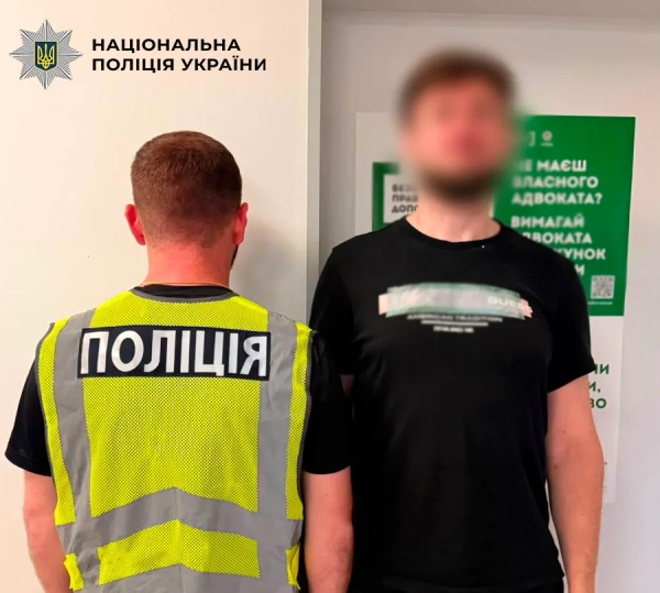 Чоловік порізав ножем сусіда по готелю через помилку доньки в Києві, його затримали 3
