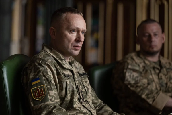 Зеленський провів подальші зустрічі з представниками Збройних сил, спілкуючись із Білецьким, Горбатюком та Драпатим. 13