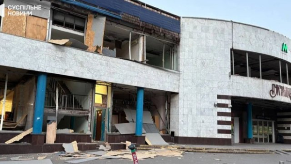 Станцію метро “Лук’янівська” тимчасово припинили роботу через пошкодження вхідної групи внаслідок ракетного удару російських військ, потяги проїжджають її без зупинок.