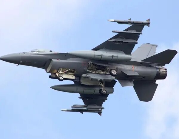 Румунський винищувач F-16 вперше збив безпілотник, який вторгся в повітряний простір країни.