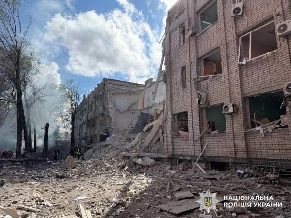 На Запоріжжі російська атака призвела до загибелі поліцейського, ще 30 мирних мешканців зазнали поранень. 7
