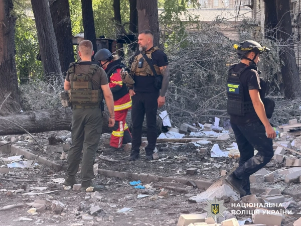 На Запоріжжі російська атака призвела до загибелі поліцейського, ще 30 мирних мешканців зазнали поранень. 8