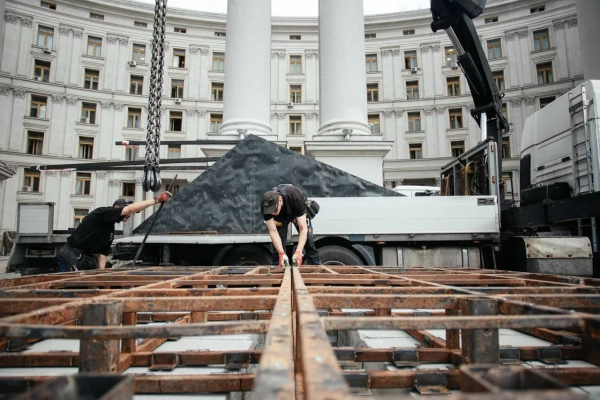 Перед Міністерством закордонних справ у Києві з'явився восьмиметровий сталевий "Фенікс", фото 16