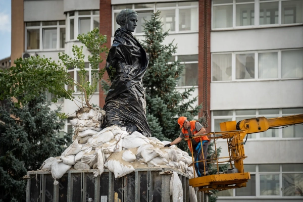У Києві прибирають захисні споруди з монумента Лесі Українці 20 У Києві прибирають захисні споруди з монумента Лесі Українці 18