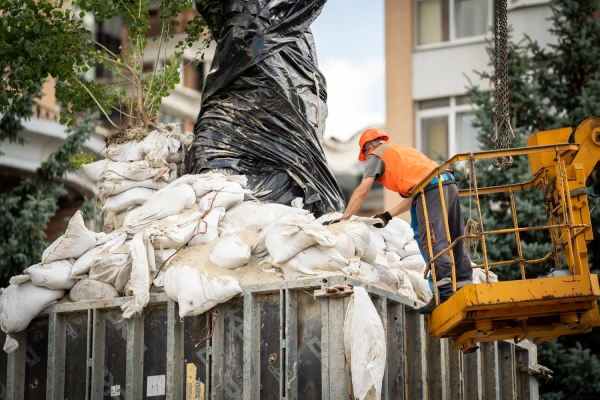 У Києві прибирають захисні споруди з монумента Лесі Українці 22 У Києві прибирають захисні споруди з монумента Лесі Українці 20