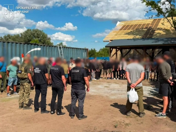 На Одещині десяткам військових довелося протягом кількох місяців зводити приватний маєток для свого командира, майора було заарештовано.