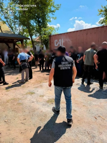 На Одещині десяткам військових довелося протягом кількох місяців зводити приватний маєток для свого командира, майора було заарештовано. 12