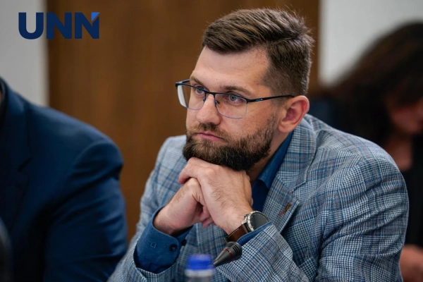 Державна податкова служба зафіксувала єдиний випадок недотримання податкового законодавства щодо лізингу літаків, в той час як Бюро економічної безпеки веде розслідування стосовно п'яти авіаперевізників. 6 Державна податкова служба зафіксувала єдиний випадок недотримання податкового законодавства щодо лізингу літаків, в той час як Бюро економічної безпеки веде розслідування стосовно п'яти авіаперевізників. 4