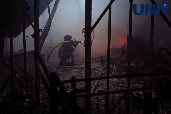 У столиці ринкову площу знищено вогнем після нападу росіян, є жертви та потерпілі. 16 У столиці ринкову площу знищено вогнем після нападу росіян, є жертви та потерпілі. 14