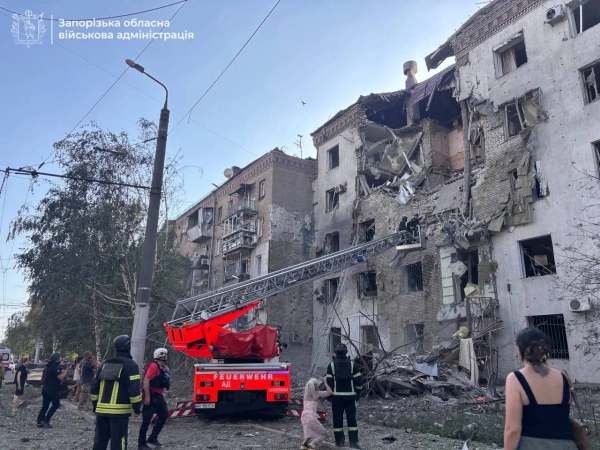 У Запоріжжі внаслідок російського обстрілу постраждала п’ятиповерхова будівля: загинула одна людина, під уламками перебувають жінка і малюк.