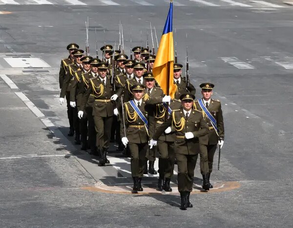 ЧАС НОВИН в Україні 56 Українські захисники пройшли урочистою ходою на святі в честь Дня…