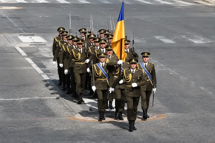 ЧАС НОВИН в Україні 71 Українські захисники пройшли урочистою ходою на святі в честь Дня…