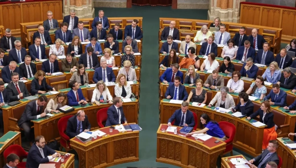 Угорський парламент затвердив внесення змін, що обмежують повноваження президента.