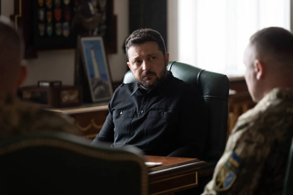 Зеленський провів подальші зустрічі з представниками Збройних сил, спілкуючись із Білецьким, Горбатюком та Драпатим. 10