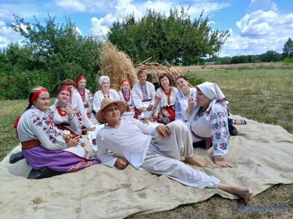 «Зажинки»: перші зібрані з поля колоски відклали на різдвяний дідух 24