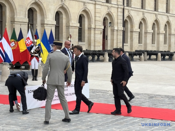 Парад президента Макрона 16