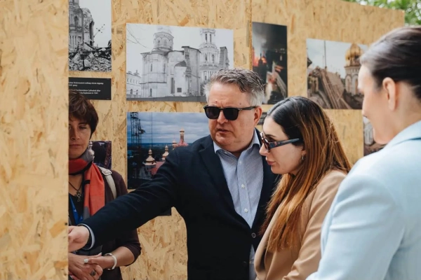 Блогерка, близька до Трампа, Лумер, разом з Кислицею, відвідала Лавру, що постраждала від російського удару.
